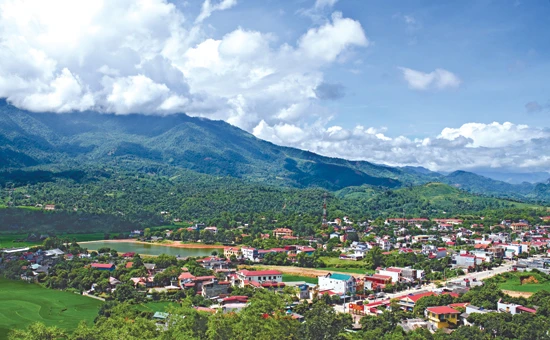 Thị trấn Khánh Yên ngày càng thay đổi. Ảnh: Thành Phú Thị trấn Khánh Yên ngày càng thay đổi. Ảnh: Thành Phú