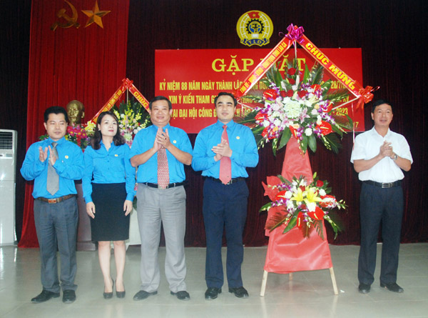 Trưởng Ban Tuyên giáo Tỉnh ủy Đỗ Trường Sơn tặng hoa chúc mừng các cấp công đoàn tỉnh Lào Cai.