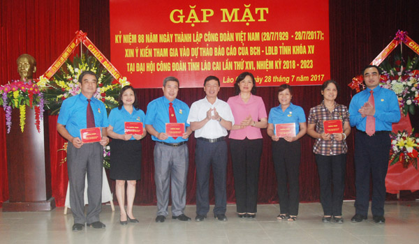 Phó Bí thư Thường trực Tỉnh ủy Hà Thị Nga trao Huy hiệu “Vì sự nghiệp xây dựng và phát triển tỉnh Lào Cai” và tặng quà cán bộ công đoàn qua các thời kỳ.