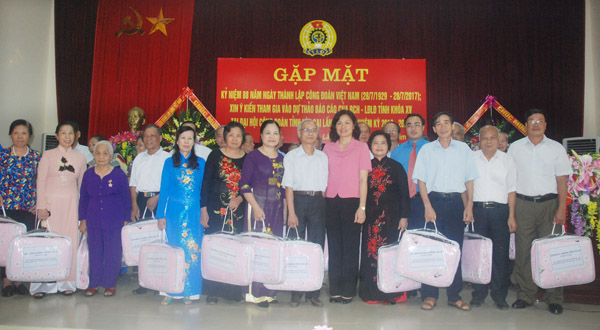 Phó Bí thư Thường trực Tỉnh ủy Hà Thị Nga trao Huy hiệu “Vì sự nghiệp xây dựng và phát triển tỉnh Lào Cai” và tặng quà cán bộ công đoàn qua các thời kỳ.