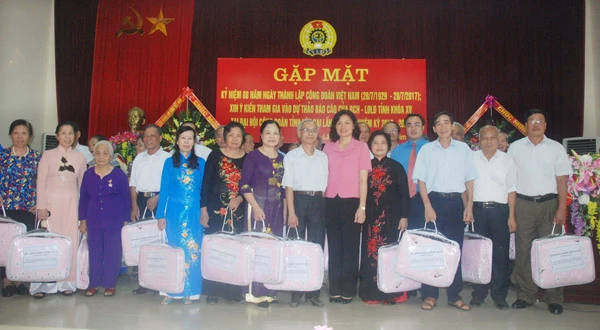 Phó Bí thư Thường trực Tỉnh ủy Hà Thị Nga trao Huy hiệu “Vì sự nghiệp xây dựng và phát triển tỉnh Lào Cai” và tặng quà cán bộ công đoàn qua các thời kỳ. Phó Bí thư Thường trực Tỉnh ủy Hà Thị Nga trao Huy hiệu “Vì sự nghiệp xây dựng và phát triển tỉnh Lào Cai” và tặng quà cán bộ công đoàn qua các thời kỳ.