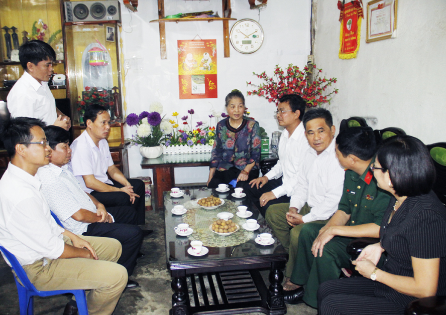 Chủ tịch UBND tỉnh Đặng Xuân Phong thăm, tặng quà gia đình chính sách huyện Bắc Hà.