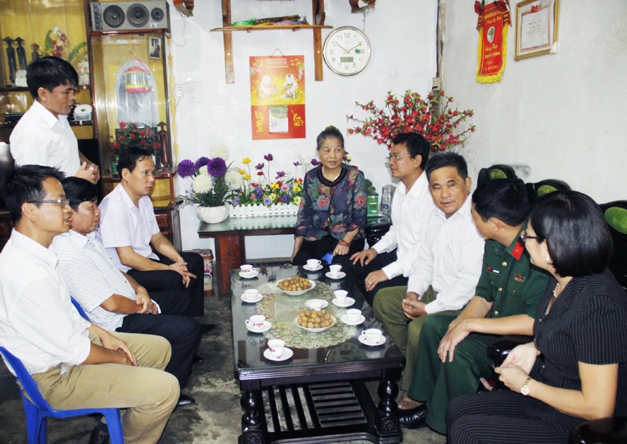 Chủ tịch UBND tỉnh Đặng Xuân Phong thăm, tặng quà gia đình chính sách huyện Bắc Hà.