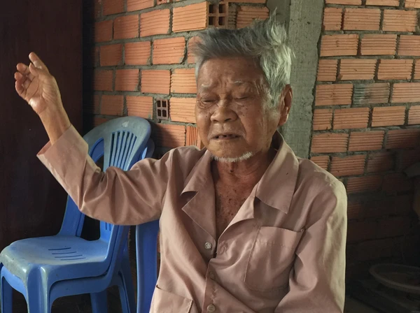 Cụ Nguyễn Văn Phò, 93 tuổi, kể chuyện về vịnh Đôi Ma. Cụ Nguyễn Văn Phò, 93 tuổi, kể chuyện về vịnh Đôi Ma.