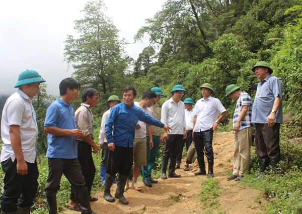 Kiểm tra vết nứt khu vực thôn Nhìu Cồ San, xã Sàng Ma Sáo.