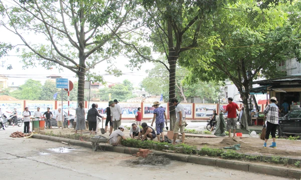 Nhân dân trên địa bàn phường Phố Mới tích cực tham gia sửa sang vỉa hè, chỉnh trang đô thị.