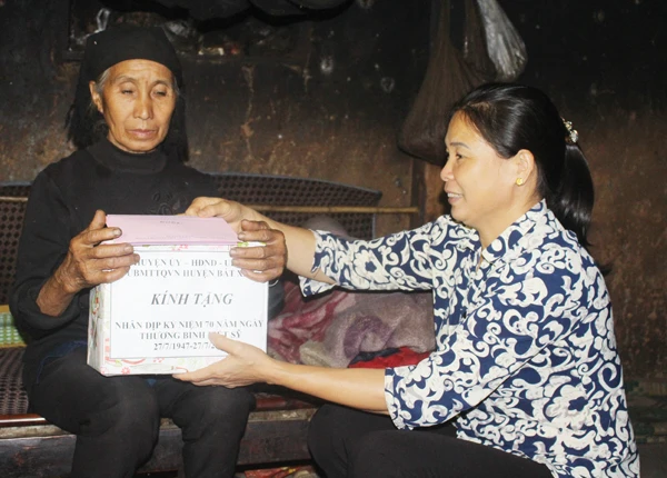 Thăm hỏi và tặng quà mẹ liệt sĩ Phu Se Bớ, thôn Choỏn Thèn (Y Tý).