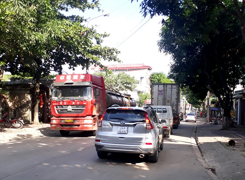 Hiện biển cấm đã có hiệu lực nhưng nhiều xe đầu kéo vẫn lưu thông trên đường Lương Khánh Thiện.