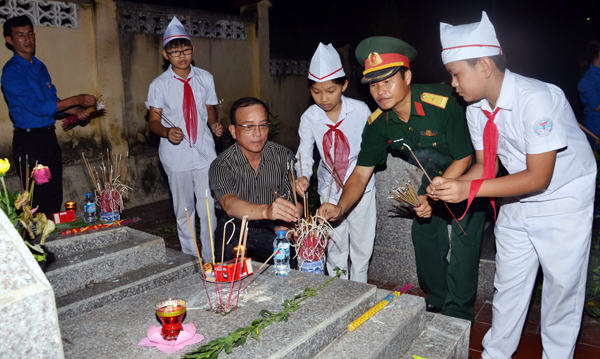 Các đại biểu dâng hương tưởng niệm công ơn các anh hùng liệt sỹ. Bí thư Thành ủy Lào Cai Mai Đình Định cùng các em đội viên dâng hương tưởng niệm các liệt sỹ. Các đoàn viên dâng hương bày tỏ lòng biết ơn, tri ân các anh hùng liệt sỹ. Các đại biểu dâng hương tưởng niệm công ơn các anh hùng liệt sỹ. Bí thư Thành ủy Lào Cai Mai Đình Định cùng các em đội viên dâng hương tưởng niệm các liệt sỹ. Các đoàn viên dâng hương bày tỏ lòng biết ơn, tri ân các anh hùng liệt sỹ.