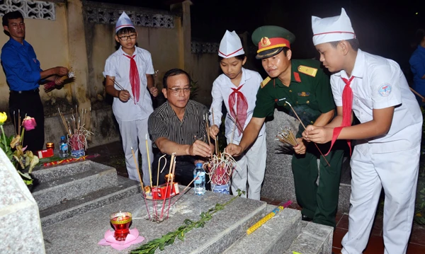 Các đại biểu dâng hương tưởng niệm công ơn các anh hùng liệt sỹ. Bí thư Thành ủy Lào Cai Mai Đình Định cùng các em đội viên dâng hương tưởng niệm các liệt sỹ. Các đoàn viên dâng hương bày tỏ lòng biết ơn, tri ân các anh hùng liệt sỹ.