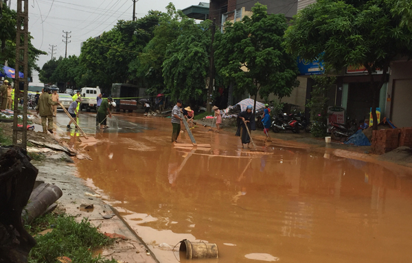 Một tuyến phố ở phường Duyên Hải bị ngập sâu trong nước. Nhiều đoạn trên đường Hoàng Liên ngập nước gây khó khăn cho các phương tiện tham gia giao thông. Đường Nhạc Sơn (đoạn qua phường Kim Tân) ngập sâu trong nước. Bùn đất từ trên đồi tràn xuống phố Lê Thanh (đoạn qua phường Bắc Cường). Đoạn Quốc lộ 4E qua địa bàn phường Bắc Cường bị ngập sâu trong nước. Lực lượng cảnh sát giao thông có mặt kịp thời để đảm bảo an toàn giao thông trên Quốc lộ 4E (đoạn qua thành phố Lào Cai). Người dân phường Bắc Cường tham gia dọn bùn, đất, khơi thông hệ thống thoát nước.