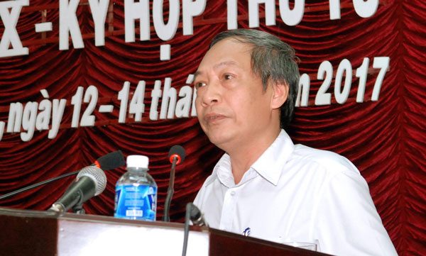 Ông Phạm Ngọc Sơn trình bày quan điểm của Bộ TN-MT trước HĐND tỉnh Bình Thuận.