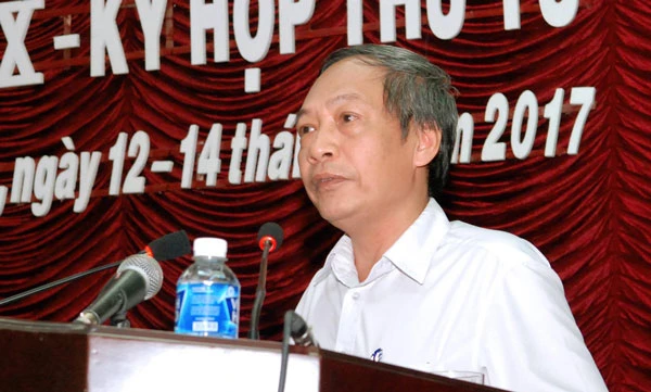 Ông Phạm Ngọc Sơn trình bày quan điểm của Bộ TN-MT trước HĐND tỉnh Bình Thuận.