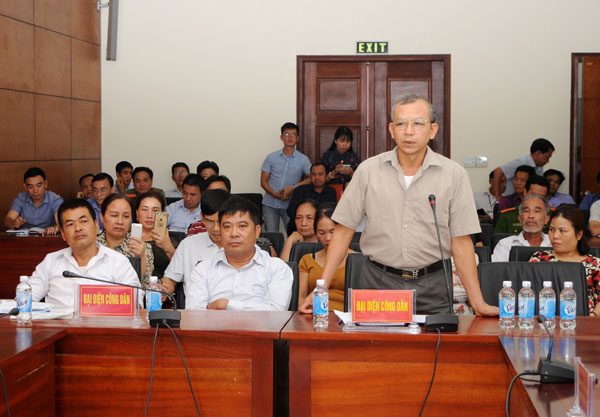 Đại diện các hộ dân tổ 21 phát biểu ý kiến. Đại diện các hộ dân tổ 21 phát biểu ý kiến.