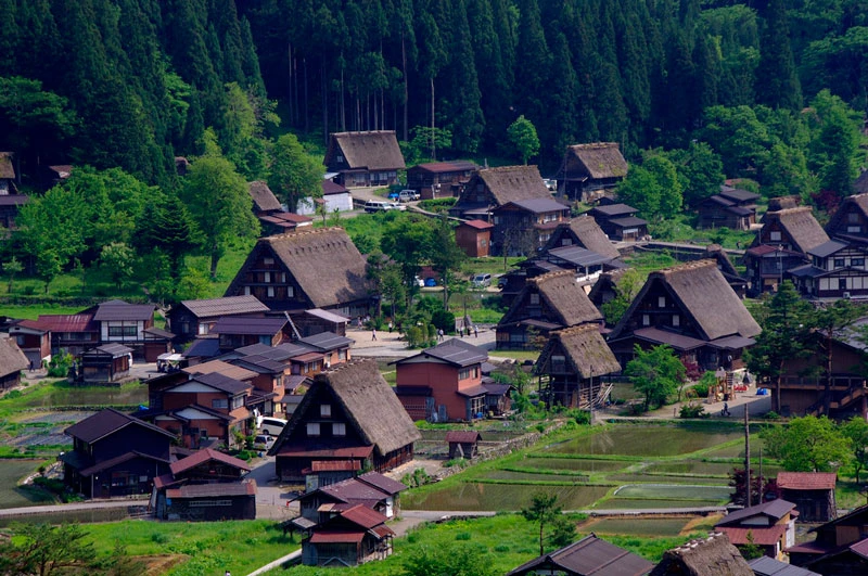 1. Cam Túc. Là tỉnh nằm ở phía Tây Bắc của Trung Quốc. Nơi đây có những địa điểm du lịch nổi bật như công viên địa chất Trương Dịch Đan Hà, hang Mạc Cao, hang đá Mạch Tích Sơn, tu viện Labrang Monastery… 2. Nam Tokyo. Đây là tên gọi chỉ hai thành phố nằm ở phía Nam thủ đô Tokyo (Nhật Bản) là Yokohama và Kamakura. Nếu Yokohama nổi tiếng với những công trình kiến trúc cổ kính thì thị trấn ven biển Kamakura laik thu hút du khách nhờ các hoạt động như lướt ván cũng như nhiều nhà hàng và quán cà phê đẹp. 3. Bắc Kerala. Vùng phía Bắc của bang Kerala (Ấn Độ) nổi tiếng với những bãi biển hoang sơ và phong cảnh đẹp. Năm 2017, một sân bay quốc tế mới được khai trương ở Kannur, góp phần giúp phát triển du lịch ở khu vực miền Bắc bang này. 4. Keong Saik. Đây là con đường nằm ở khu phố Tàu, trong Khu quy hoạch Outram, Singapore. Tuy từng là khu phố đèn đỏ, nhưng đường Keong Saik đã trở thành biểu tượng của “Singapore mới”. Tới đây, du khách sẽ được khám phá những không gian ăn uống và giải trí hàng đầu ở quốc gia này như quán bar trên sân thượng. 5. Astana. Là Thủ đô và là thành phố lớn thứ hai (sau Almaty) của Kazakhstan. Với chính sách du lịch mở, thành phố Astana ngày càng có nhiều du khách tới tham quan, nghỉ dưỡng. Từ giữa tháng 6 đến tháng 9/2017, thành phố sẽ tổ chức Hội chợ thế giới (World Expo) về chủ đề năng lượng bền vững. Trong thời gian này, công dân của 45 quốc gia có thể lưu trú tại Kazakhstan 30 ngày mà không cần thị thực. 6. Takayama. Thành phố thuộc tỉnh Gifu, Nhật Bản. Đây là địa điểm du lịch hút khách bậc nhất đất nước mặt trời mọc. Takayama còn là địa điểm quay phim ưu thích của các đoàn làm phim. 7. Tây An. Thành phố tỉnh lỵ tỉnh Thiểm Tây, Trung Quốc. Tây An là một trong 4 kinh đô trong lịch sử Trung Hoa và là kinh đô của 13 triều đại. Nó cũng là điểm kết thúc phía đông của Con đường tơ lụa huyền thoại. Thành phố có lịch sử hơn 3100 năm với tên gọi trong thời đấy Tràng An hay Trường An. 8. Sri Lanka. Đây là đảo quốc với đa số dân theo Phật giáo ở Nam Á. Nơi đây từng là trung tâm tôn giáo và văn hóa Phật giáo thời cổ. Vẻ đẹp tự nhiên của những cánh rừng nhiệt đới Sri Lanka, các bãi biển và phong cảnh cũng như sự giàu có về các di sản văn hóa biến nước này thành điểm đến nổi tiếng với du khách thế giới. 9. Melaka. Là một bang nhỏ của Malaysia. Thủ phủ bang là thành phố Malacca (thành phố này được UNESCO công nhận là di tích lịch sử từ ngày 7/7/2008. Đây là điểm đến không thể bỏ qua khi du lịch tại Malaysia. 10. Raja Ampat (Four Kings). Là quần đảo bao gồm hơn 1.500 hòn đảo nhỏ ở Indonesia. Raja Ampat là một phần của Tam giác San hô có chứa đa dạng sinh học biển giàu nhất trên trái đất. Nơi đây cũng có những rạn san hô đa dạng nhất trên Trái đất cùng 200 địa điểm lặn dành cho du khách.