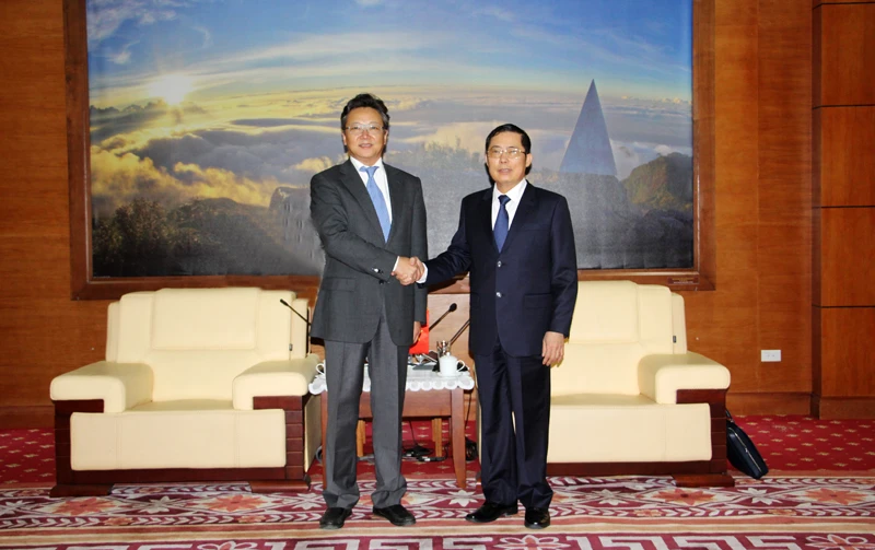 Đồng chí Nguyễn Thanh Dương, Phó Chủ tịch UBND tỉnh Lào Cai đón Đoàn công tác Ban Ngoại vụ tỉnh Vân Nam. Đồng chí Nguyễn Thanh Dương, Phó Chủ tịch UBND tỉnh Lào Cai đón Đoàn công tác Ban Ngoại vụ tỉnh Vân Nam.