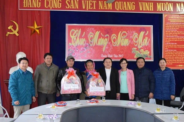 Đồng chí Lý Seo Dìn trao quà tết cho các hộ có hoàn cảnh đặc biệt khó khăn.