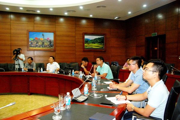 Các phóng viên dự buổi họp.