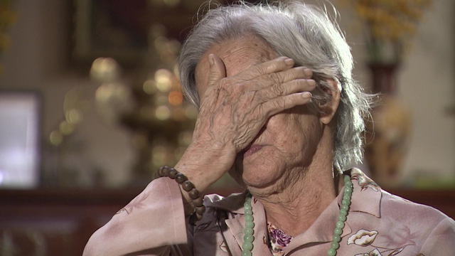 Mẹ già không cầm được nước mắt khi nhớ về con.