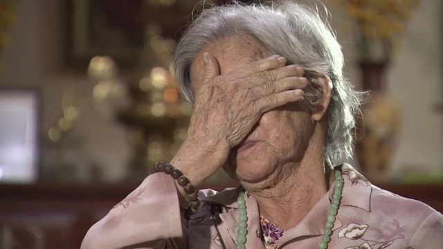 Mẹ già không cầm được nước mắt khi nhớ về con. Mẹ già không cầm được nước mắt khi nhớ về con.