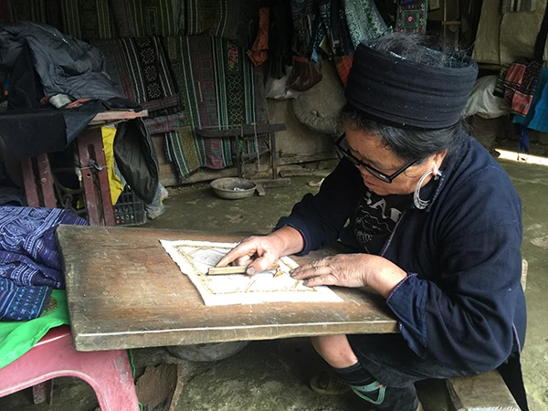 Se lanh để dệt thổ cẩm của người Mông xã Lao Chải. Nghề thêu thủ công của đồng bào Dao xã Tả Phìn. Nghề rèn của người Dao xã Tả Phìn. Nhuộm chàm vải lanh của người Mông xã Hầu Thào. Nghề chạm khắc đá của người Mông xã San Sả Hồ. Nhuộm sáp ong, in hoa văn thổ cẩm của người Mông bản Cát Cát. Nghề chạm bạc truyền thống của người Mông xã Tả Van. Nghề nấu rượu ngô thủ công tại xã Thanh Kim.