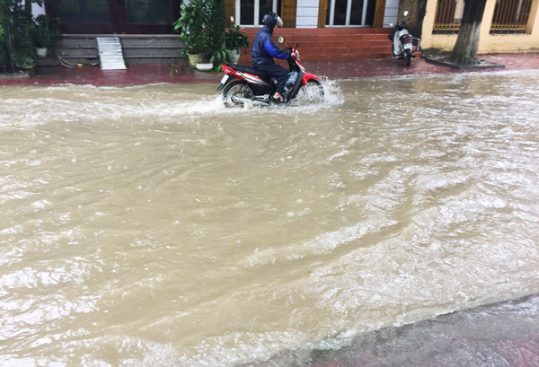 Một tuyến phố ở phường Duyên Hải bị ngập sâu trong nước. Nhiều đoạn trên đường Hoàng Liên ngập nước gây khó khăn cho các phương tiện tham gia giao thông. Đường Nhạc Sơn (đoạn qua phường Kim Tân) ngập sâu trong nước. Bùn đất từ trên đồi tràn xuống phố Lê Thanh (đoạn qua phường Bắc Cường). Đoạn Quốc lộ 4E qua địa bàn phường Bắc Cường bị ngập sâu trong nước. Lực lượng cảnh sát giao thông có mặt kịp thời để đảm bảo an toàn giao thông trên Quốc lộ 4E (đoạn qua thành phố Lào Cai). Người dân phường Bắc Cường tham gia dọn bùn, đất, khơi thông hệ thống thoát nước.