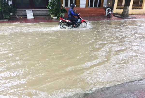 Một tuyến phố ở phường Duyên Hải bị ngập sâu trong nước. Nhiều đoạn trên đường Hoàng Liên ngập nước gây khó khăn cho các phương tiện tham gia giao thông. Đường Nhạc Sơn (đoạn qua phường Kim Tân) ngập sâu trong nước. Bùn đất từ trên đồi tràn xuống phố Lê Thanh (đoạn qua phường Bắc Cường). Đoạn Quốc lộ 4E qua địa bàn phường Bắc Cường bị ngập sâu trong nước. Lực lượng cảnh sát giao thông có mặt kịp thời để đảm bảo an toàn giao thông trên Quốc lộ 4E (đoạn qua thành phố Lào Cai). Người dân phường Bắc Cường tham gia dọn bùn, đất, khơi thông hệ thống thoát nước.