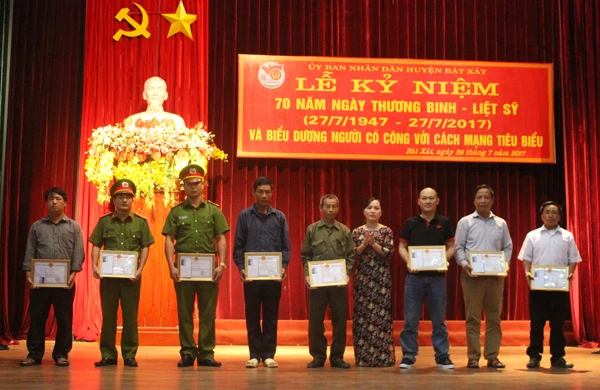 Trao Giấy khen của UBND huyện cho các cá nhân tiêu biểu. Trao Giấy khen của UBND huyện cho các cá nhân tiêu biểu.