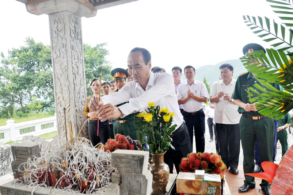 Thăm và tặng quà ông Vũ Ngọc Trưởng (sinh năm 1933, thương binh hạng 4/4, thôn 2, xã Bản Vược). Đồng chí Vũ Xuân Cường dâng hương Đài tưởng niệm liệt sỹ Mỏ đồng Sin Quyền. Dâng hương Nhà bia tưởng niệm các liệt sỹ Đồn Biên phòng A Mú Sung.