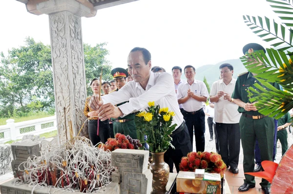 Thăm và tặng quà ông Vũ Ngọc Trưởng (sinh năm 1933, thương binh hạng 4/4, thôn 2, xã Bản Vược). Đồng chí Vũ Xuân Cường dâng hương Đài tưởng niệm liệt sỹ Mỏ đồng Sin Quyền. Dâng hương Nhà bia tưởng niệm các liệt sỹ Đồn Biên phòng A Mú Sung. Thăm và tặng quà ông Vũ Ngọc Trưởng (sinh năm 1933, thương binh hạng 4/4, thôn 2, xã Bản Vược). Đồng chí Vũ Xuân Cường dâng hương Đài tưởng niệm liệt sỹ Mỏ đồng Sin Quyền. Dâng hương Nhà bia tưởng niệm các liệt sỹ Đồn Biên phòng A Mú Sung.