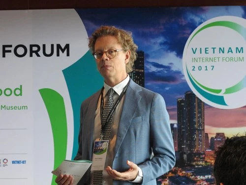 Đại sứ Thụy Điển Pereric Hogberg trả lời báo chí bên lề Diễn đàn VIF 2017.