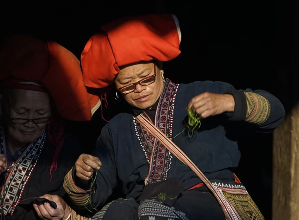 Se lanh để dệt thổ cẩm của người Mông xã Lao Chải. Nghề thêu thủ công của đồng bào Dao xã Tả Phìn. Nghề rèn của người Dao xã Tả Phìn. Nhuộm chàm vải lanh của người Mông xã Hầu Thào. Nghề chạm khắc đá của người Mông xã San Sả Hồ. Nhuộm sáp ong, in hoa văn thổ cẩm của người Mông bản Cát Cát. Nghề chạm bạc truyền thống của người Mông xã Tả Van. Nghề nấu rượu ngô thủ công tại xã Thanh Kim.