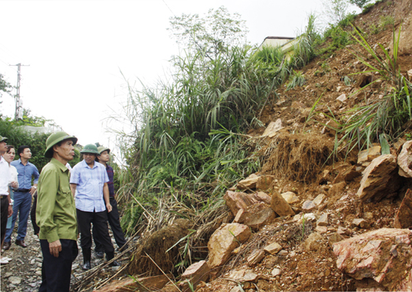 Đồng chí Nguyễn Hữu Thể, Phó Chủ tịch UBND tỉnh kiểm tra các tuyến giao thông trên địa bàn huyện Mường Khương bị sạt lở đất, đá.