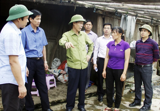 Đồng chí Nguyễn Hữu Thể chia sẻ, động viên người dân chịu thiệt hại do mưa úng.