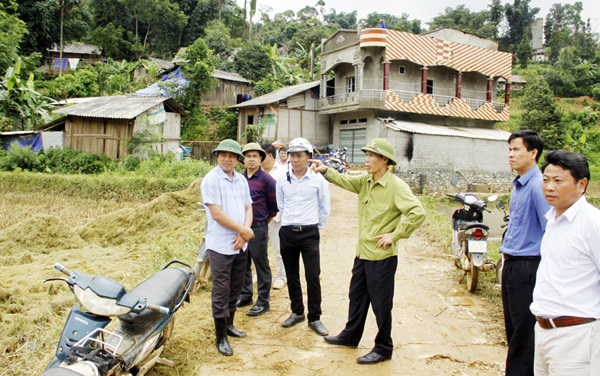 Kiểm tra diện tích lúaở xã Nấm Lư bị ngập úng.