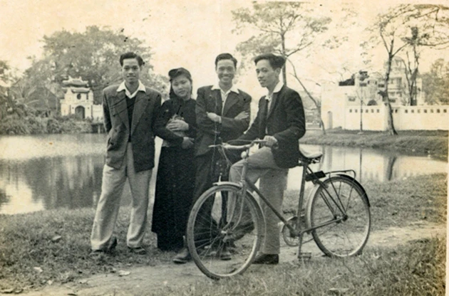 Liệt sĩ Phạm Hướng (giữa), năm 1949. Ảnh tư liệu của BQL di tích Nhà tù Hỏa Lò.