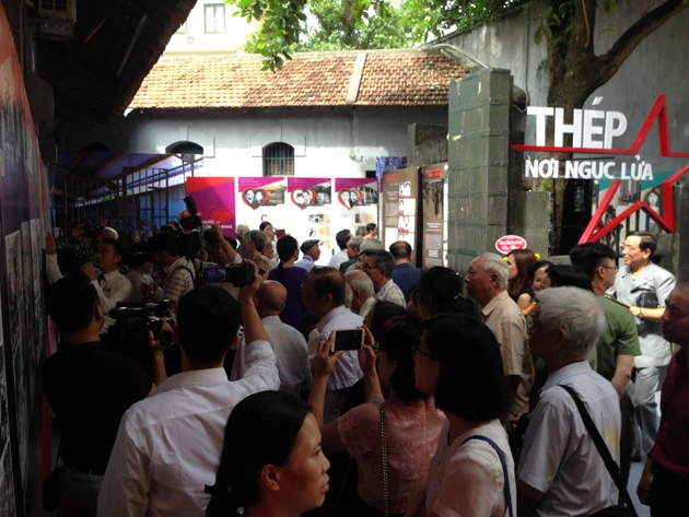 Đông đảo các cựu chiến binh, cựu tù cách mạng đã tham dự triển lãm.