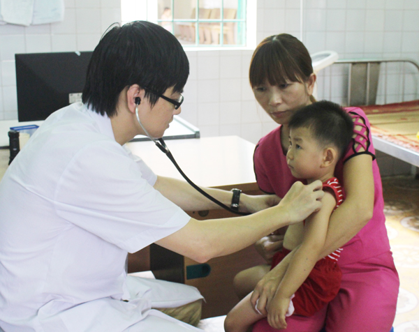 Các gia đình cần chú ý bảo vệ sức khỏe cho trẻ nhỏ trước nguy cơ dịch sốt xuất huyết đang bùng phát.