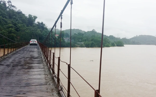 Nước sông Chảy mấp mé cầu treo Việt Tiến.