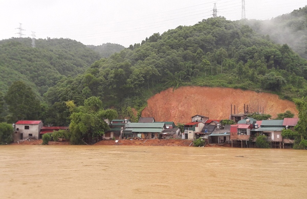 Nước sông Chảy lên trên mức báo động 3. Nước sông Chảy lên trên mức báo động 3.