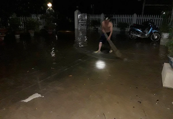Người dân Bảo Yên chạy lũ trong đêm.