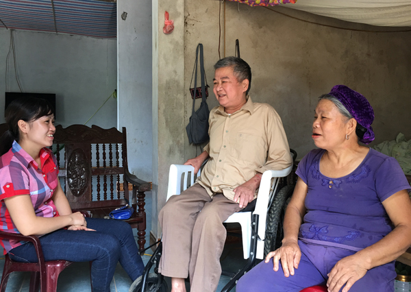 Cán bộ làm công tác thương binh, xã hội thị trấn Phố Ràng thăm hỏi gia đình thương binh Phan Văn Chéng.