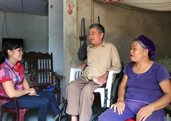 Cán bộ làm công tác thương binh, xã hội thị trấn Phố Ràng thăm hỏi gia đình thương binh Phan Văn Chéng.