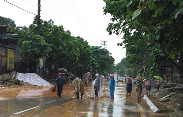 Một tuyến phố ở phường Duyên Hải bị ngập sâu trong nước. Nhiều đoạn trên đường Hoàng Liên ngập nước gây khó khăn cho các phương tiện tham gia giao thông. Đường Nhạc Sơn (đoạn qua phường Kim Tân) ngập sâu trong nước. Bùn đất từ trên đồi tràn xuống phố Lê Thanh (đoạn qua phường Bắc Cường). Đoạn Quốc lộ 4E qua địa bàn phường Bắc Cường bị ngập sâu trong nước. Lực lượng cảnh sát giao thông có mặt kịp thời để đảm bảo an toàn giao thông trên Quốc lộ 4E (đoạn qua thành phố Lào Cai). Người dân phường Bắc Cường tham gia dọn bùn, đất, khơi thông hệ thống thoát nước.