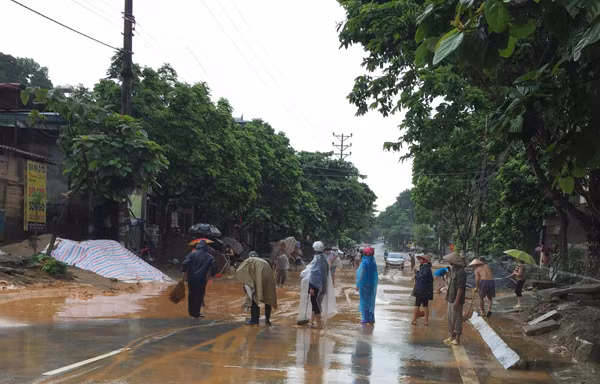 Một tuyến phố ở phường Duyên Hải bị ngập sâu trong nước. Nhiều đoạn trên đường Hoàng Liên ngập nước gây khó khăn cho các phương tiện tham gia giao thông. Đường Nhạc Sơn (đoạn qua phường Kim Tân) ngập sâu trong nước. Bùn đất từ trên đồi tràn xuống phố Lê Thanh (đoạn qua phường Bắc Cường). Đoạn Quốc lộ 4E qua địa bàn phường Bắc Cường bị ngập sâu trong nước. Lực lượng cảnh sát giao thông có mặt kịp thời để đảm bảo an toàn giao thông trên Quốc lộ 4E (đoạn qua thành phố Lào Cai). Người dân phường Bắc Cường tham gia dọn bùn, đất, khơi thông hệ thống thoát nước.