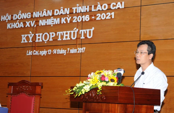 Ông Nguyễn Thành Sinh, Giám đốc Sở Tài nguyên và Môi trường phát biểu tại kỳ họp.