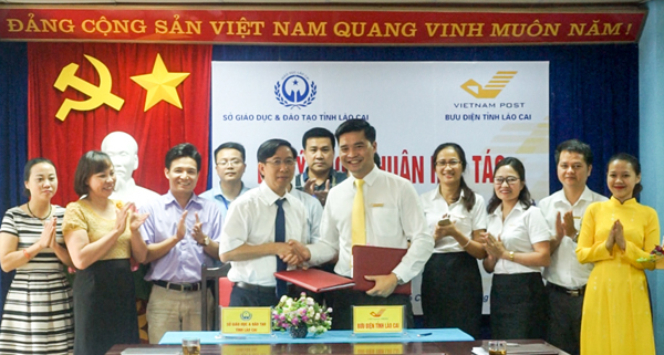 Lãnh đạo 2 đơn vị trao bản ký kết.