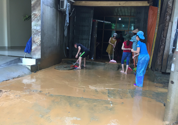 Một tuyến phố ở phường Duyên Hải bị ngập sâu trong nước. Nhiều đoạn trên đường Hoàng Liên ngập nước gây khó khăn cho các phương tiện tham gia giao thông. Đường Nhạc Sơn (đoạn qua phường Kim Tân) ngập sâu trong nước. Bùn đất từ trên đồi tràn xuống phố Lê Thanh (đoạn qua phường Bắc Cường). Đoạn Quốc lộ 4E qua địa bàn phường Bắc Cường bị ngập sâu trong nước. Lực lượng cảnh sát giao thông có mặt kịp thời để đảm bảo an toàn giao thông trên Quốc lộ 4E (đoạn qua thành phố Lào Cai). Người dân phường Bắc Cường tham gia dọn bùn, đất, khơi thông hệ thống thoát nước.
