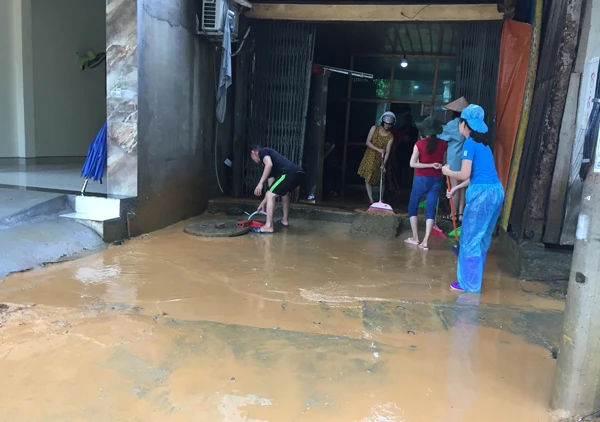 Một tuyến phố ở phường Duyên Hải bị ngập sâu trong nước. Nhiều đoạn trên đường Hoàng Liên ngập nước gây khó khăn cho các phương tiện tham gia giao thông. Đường Nhạc Sơn (đoạn qua phường Kim Tân) ngập sâu trong nước. Bùn đất từ trên đồi tràn xuống phố Lê Thanh (đoạn qua phường Bắc Cường). Đoạn Quốc lộ 4E qua địa bàn phường Bắc Cường bị ngập sâu trong nước. Lực lượng cảnh sát giao thông có mặt kịp thời để đảm bảo an toàn giao thông trên Quốc lộ 4E (đoạn qua thành phố Lào Cai). Người dân phường Bắc Cường tham gia dọn bùn, đất, khơi thông hệ thống thoát nước.