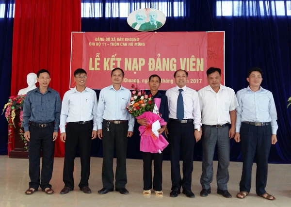 Lãnh đạo Huyện ủy Sa Pa và Đảng ủy xã Bản Khoang tặng hoa chúc mừng đảng viên mới Giàng A Phẳng.